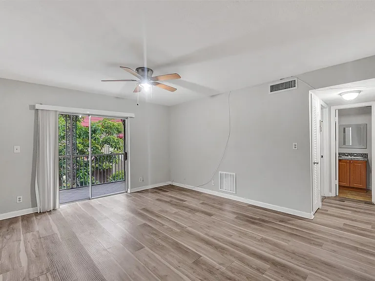 555 SE 8th St #252 — Photo 16