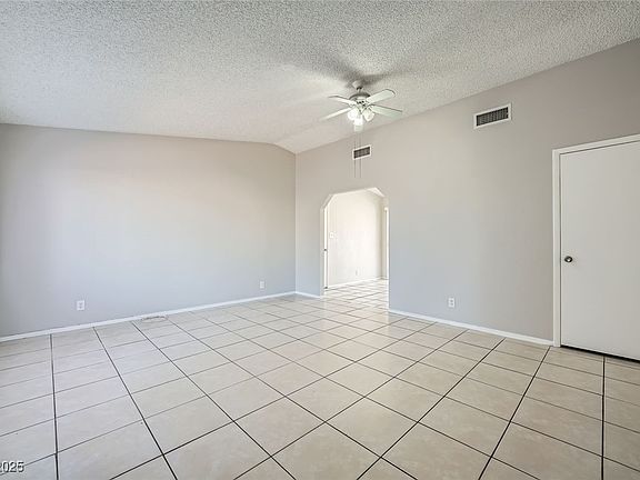 4th image of 4495 Park View Dr