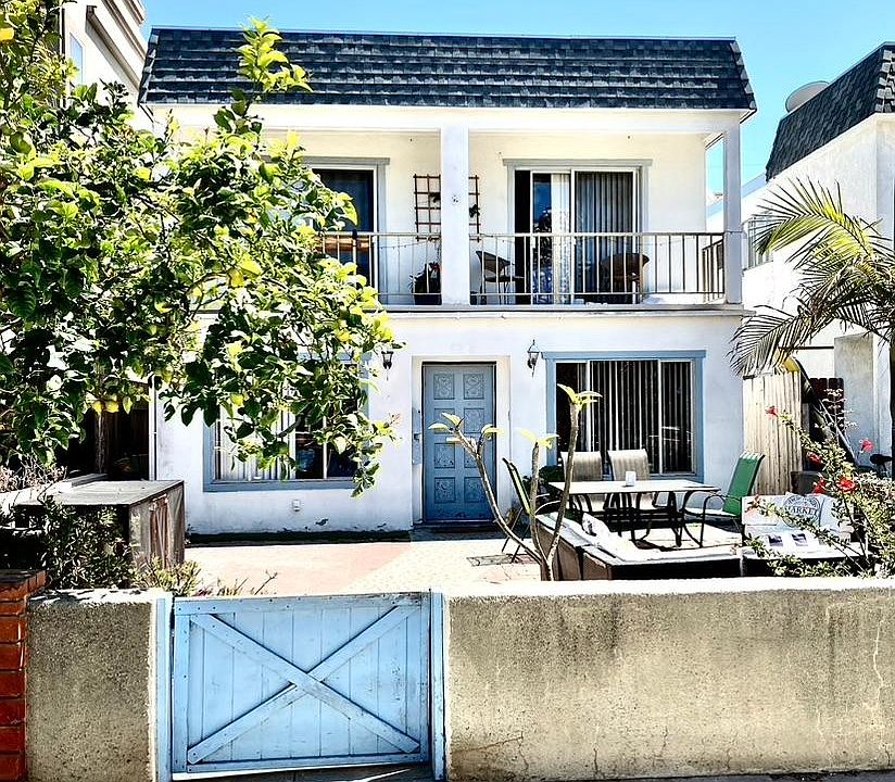 Front of building facing walk street, studio is on the ground floor on the rear right