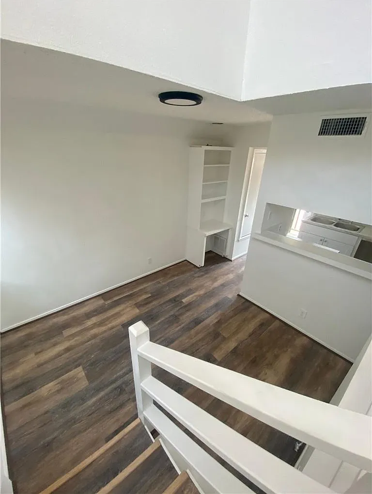 912 W 22nd 1/2 St — Photo 3