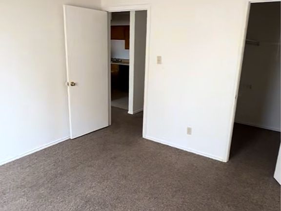 4th image of 1075 W Vanderbilt St #124