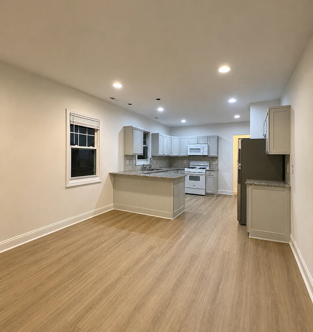 3 bed, 960 sqft, $2,100 — Photo 3