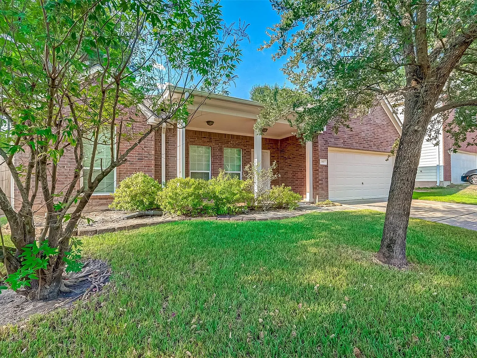 3 bed, 2.0 bath, 2123 sqft, $1,975 — Photo 2