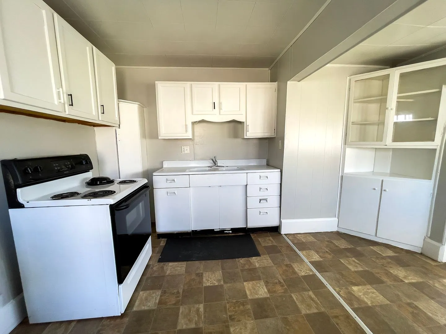 For Rent: 2401 S Mulberry St. Cozy 2 Bedroom 1 Bath, New Flooring! Bonus Room! — Photo 2