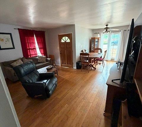 4th image of 2909 N Valley Dr