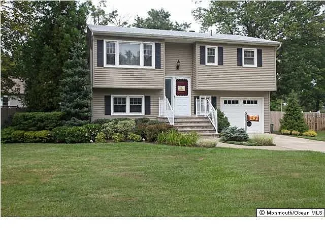 395 E End Ave photo 1
