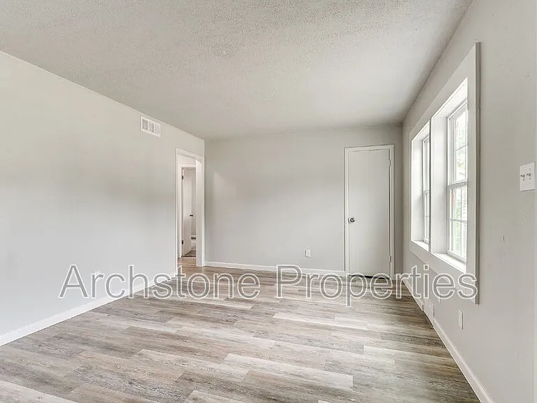 2312 Mustang St — Photo 4