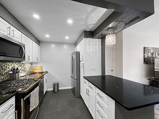 5th image of 102 Bradhurst Ave APT 403