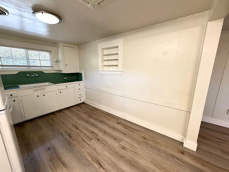 1273 N College Ave — Photo 6