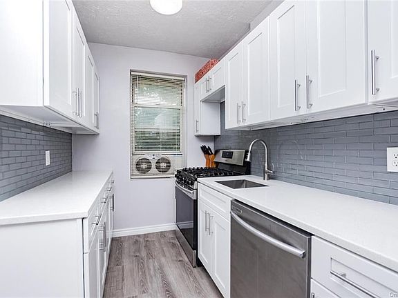 3rd image of 38 Laurel Pl APT 2L