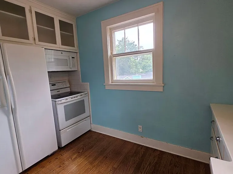 Beautiful 2BR 1BA unit w/ Covered Porch in Downtown Liberty — Photo 17