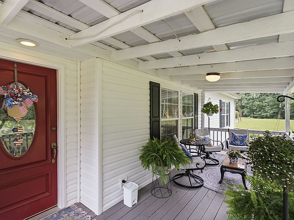 3rd image of 524 Burgess Rd