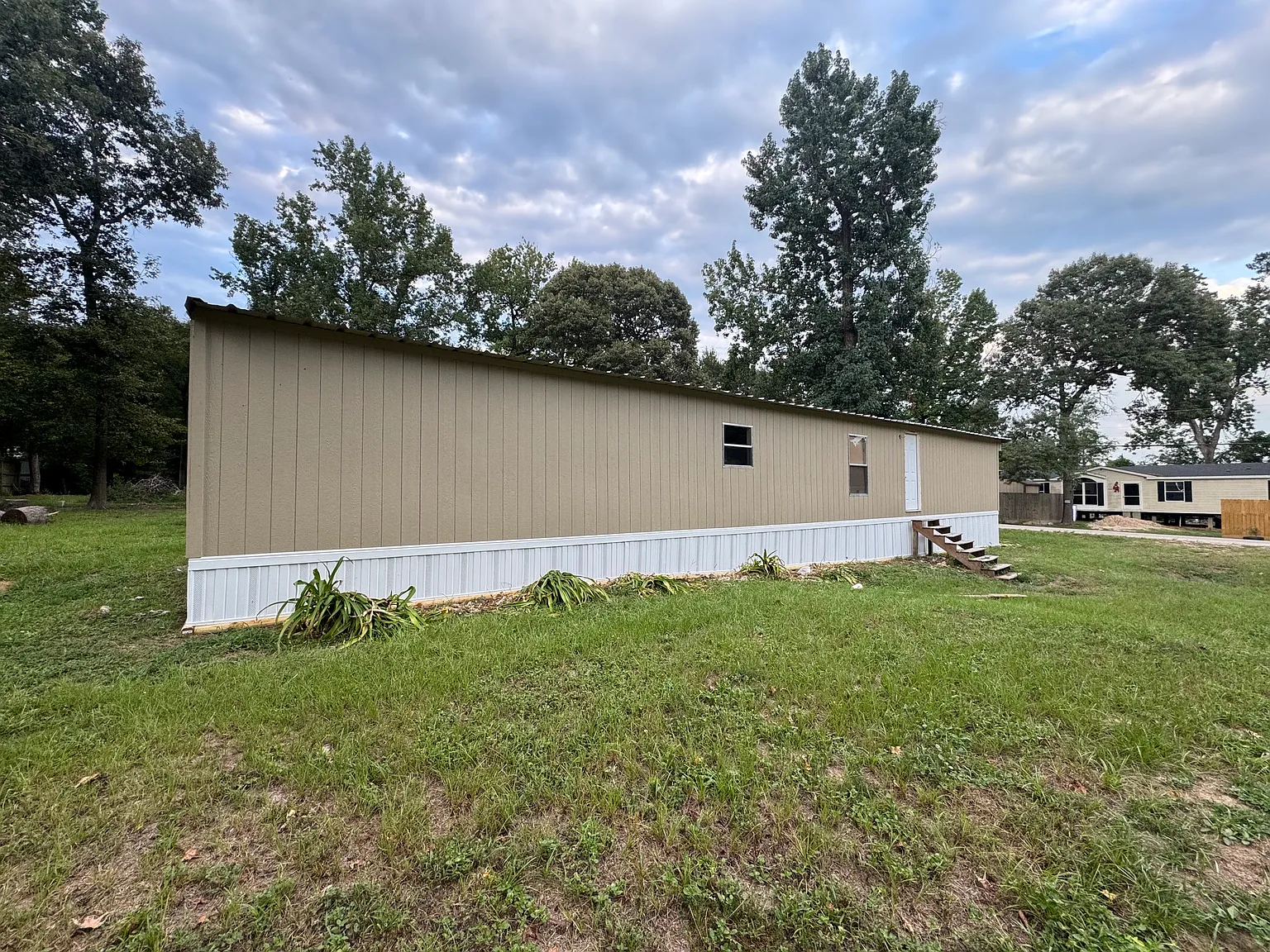 3 bed, 1000 sqft, $1,300 — Photo 1