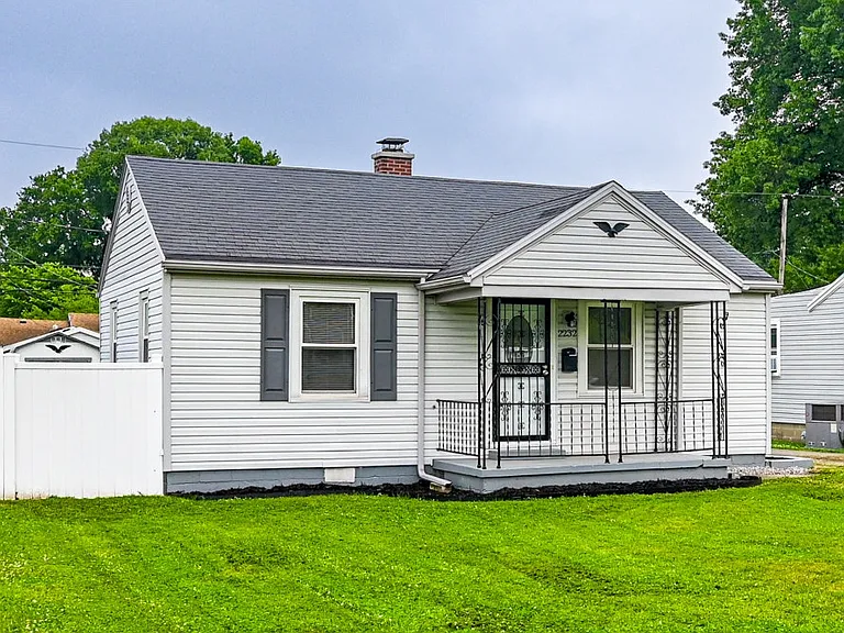 2232 E Riverside Dr — Photo 1