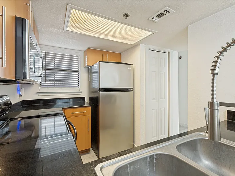 3901 Travis St #102 — Photo 6