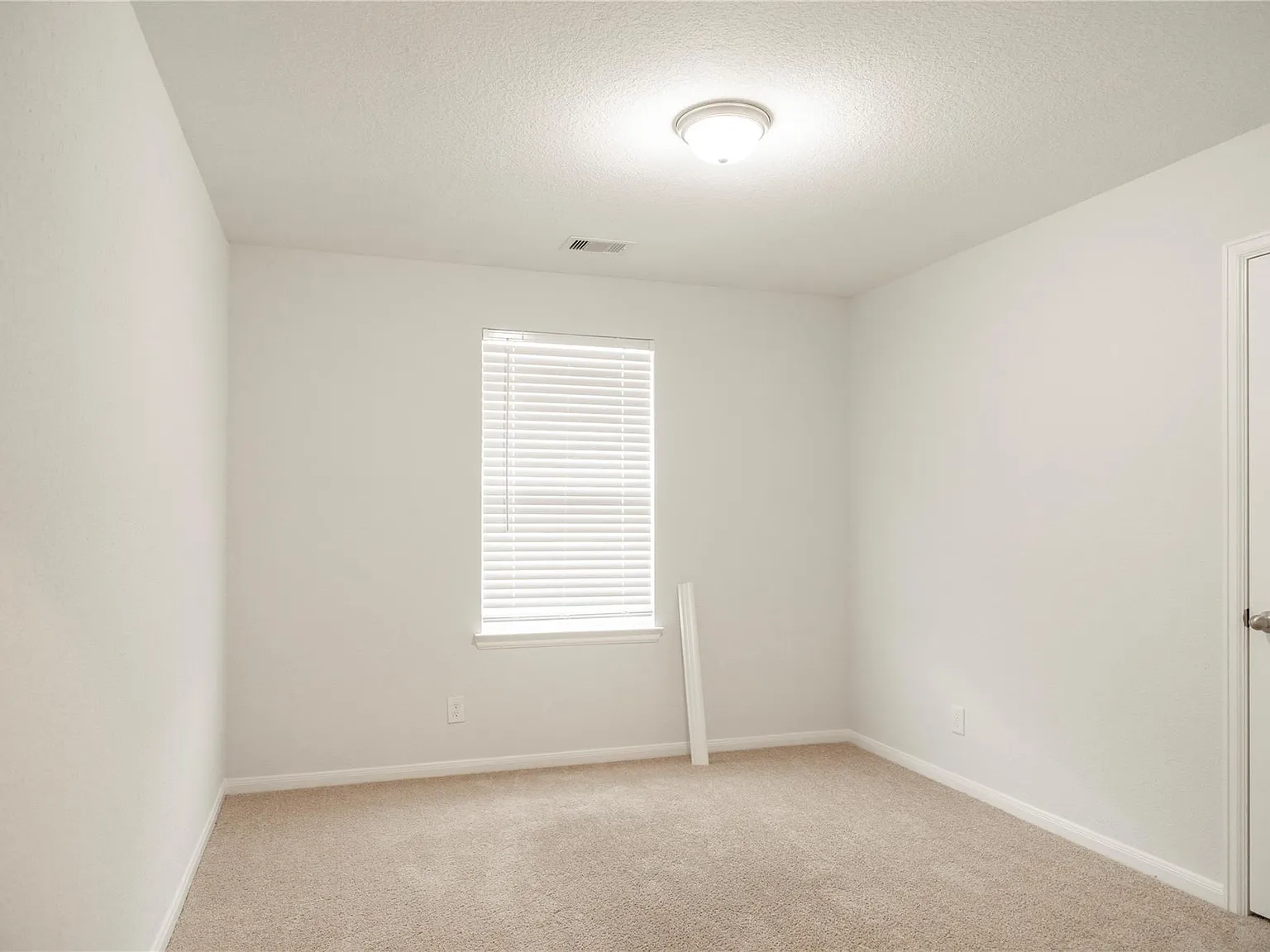 5 bed, 3.5 bath, 2843 sqft, $3,300 — Photo 4