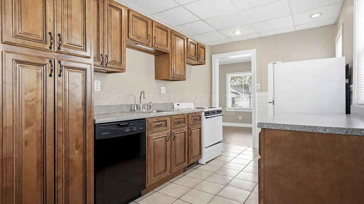 Building Photo - 1511 E Harry Ave #1511