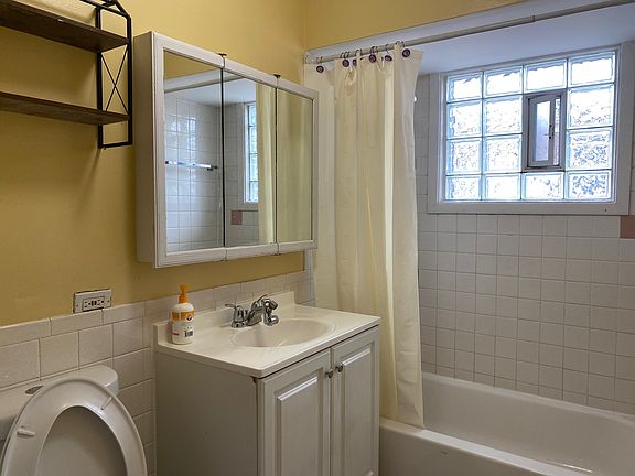 4th image of 1058 Des Plaines Ave