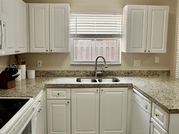 5th image of 202 W Forest Oak Cir #202