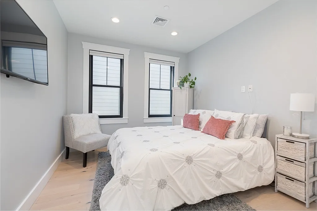 2 bed, 960 sqft, $3,600 — Photo 3