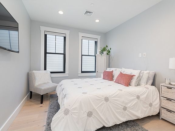 3rd image of 334 Chelsea St APT 1