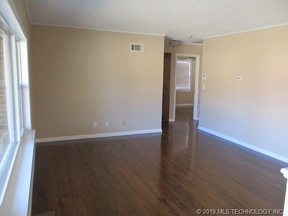 4th image of 102 W Davis Ave