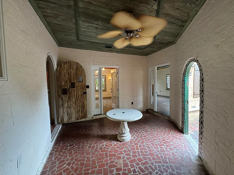 735 Colonial Rd — Photo 13