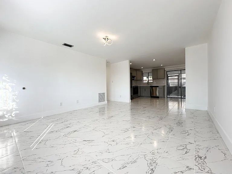 1049 Grandview Cir — Photo 17