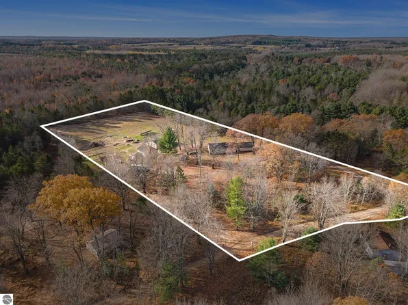 330 E Trl SE, Kalkaska, MI 49646