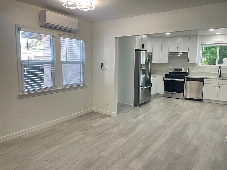 4594 Gardena Dr — Photo 7