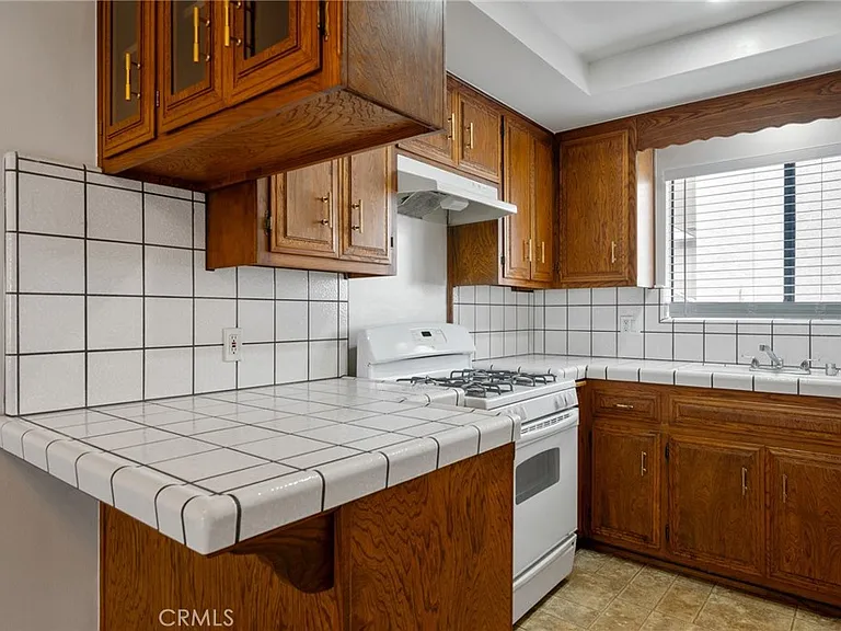 983 W 10th St — Photo 8