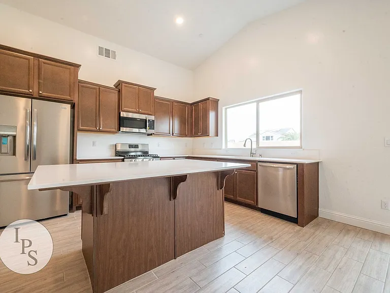352 N Millard Ave — Photo 18