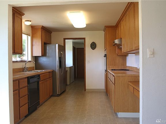 5th image of 3752 Tahoma Pl W