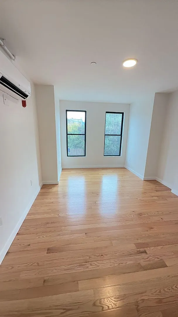 2527 Saint Paul St — Photo 3