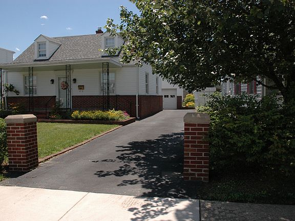 4 car parking in Driveway