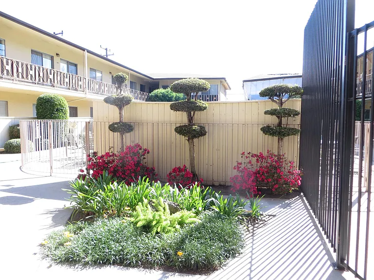 Fairview Ave — Photo 16
