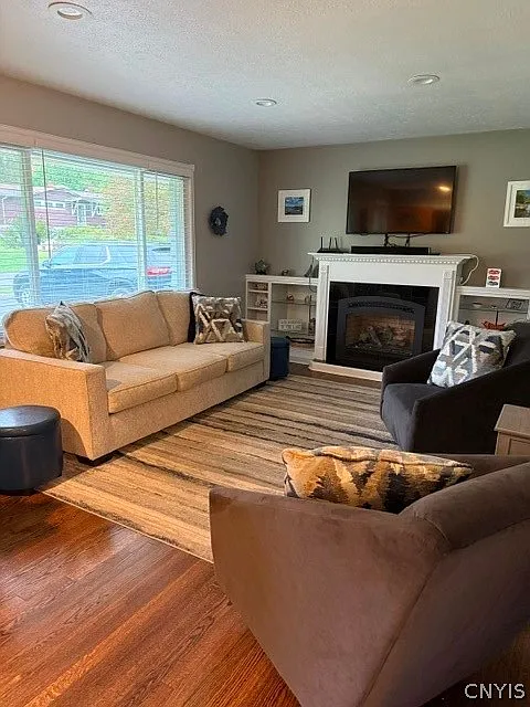 2 bed, 1.0 bath, 1024 sqft, $2,000 — Photo 3