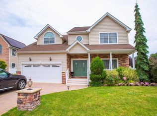 10 Corin Ct, Syosset, NY 11791