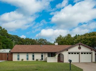 911 Rocky Canyon Rd, Arlington, TX 76012