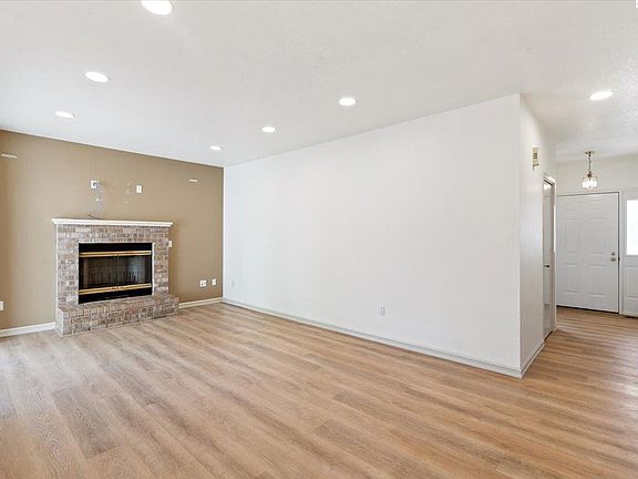 5th image of 727 W 32nd Ave
