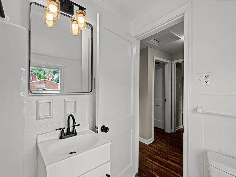 1138 W 11th St — Photo 14