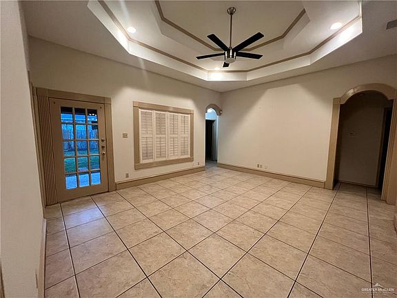 3rd image of 500 E Wisteria Ave