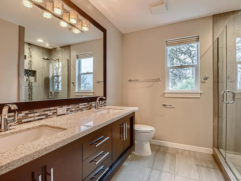 1225 NE Holland St — Photo 17