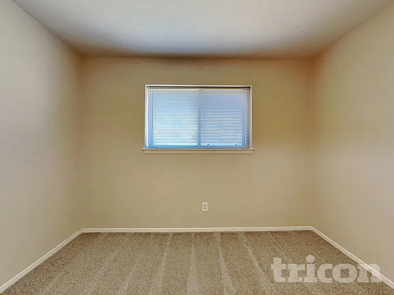 711 Darnel Dr — Photo 11