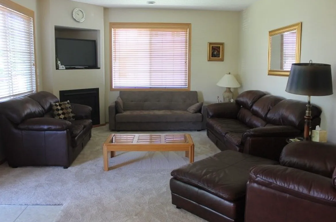 3 bed, 1.5 bath, 1695 sqft, $2,300 — Photo 2