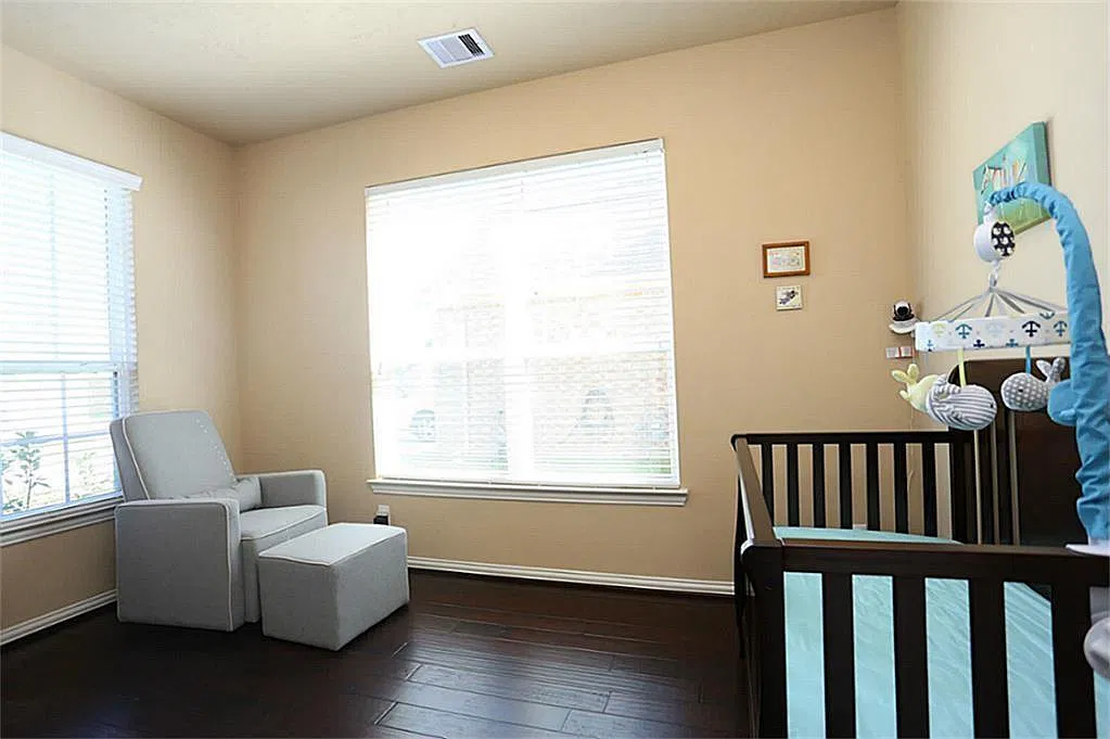 4 bed, 2.5 bath, 2859 sqft, $2,500 — Photo 4