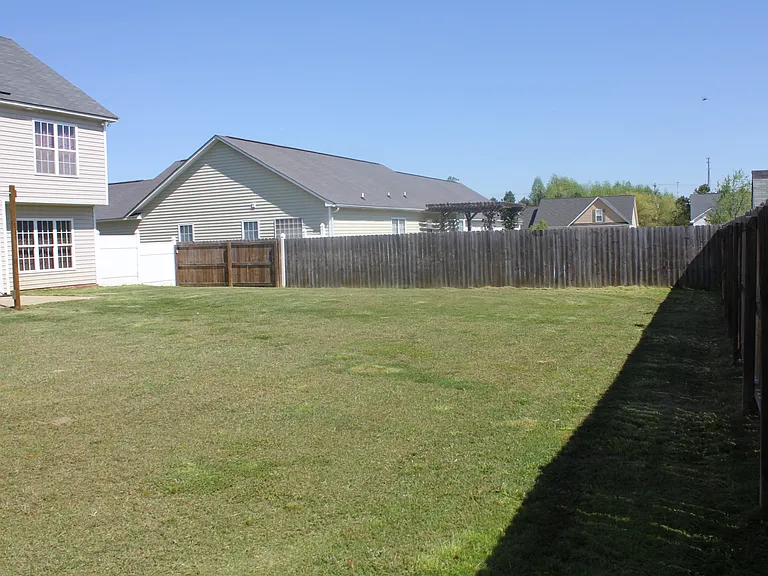 143 Bennington Dr — Photo 3