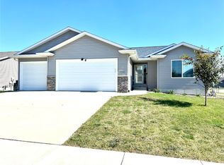 2239 Crestwood Ln, Marion, IA 52302