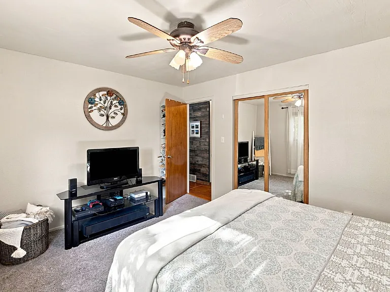 702 Squire St — Photo 17