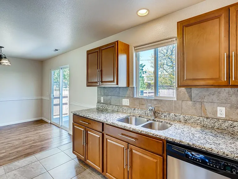 4818 Benton St — Photo 12